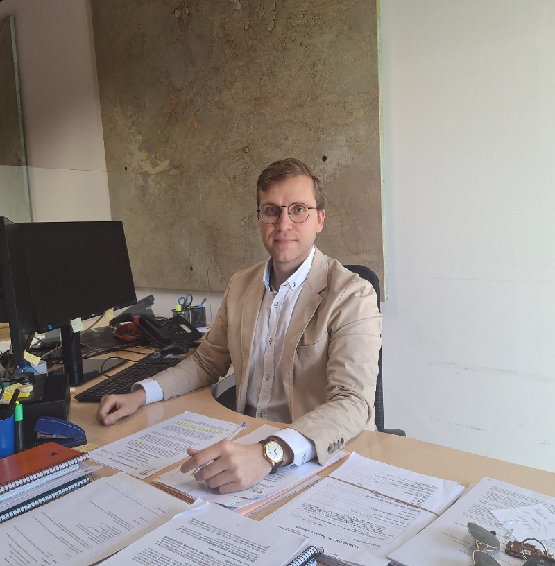 imagen de Ignacio en su mesa de trabajo