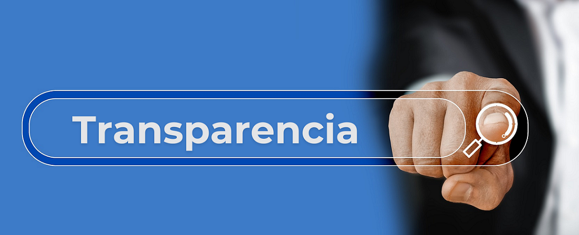 Una mano señala una lupa sobre la palabra 'Transparencia' escrita en un fondo azul.