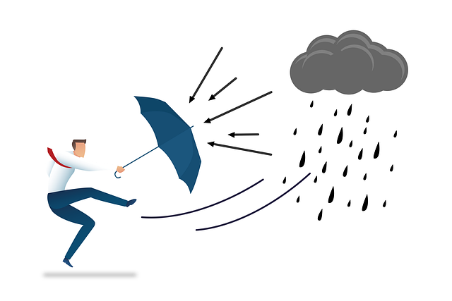 dos personas dandose la mano en señal de negociación