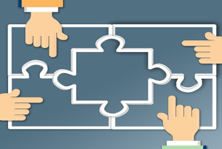 Piezas de puzle señadas por manos que interpreta la negociación